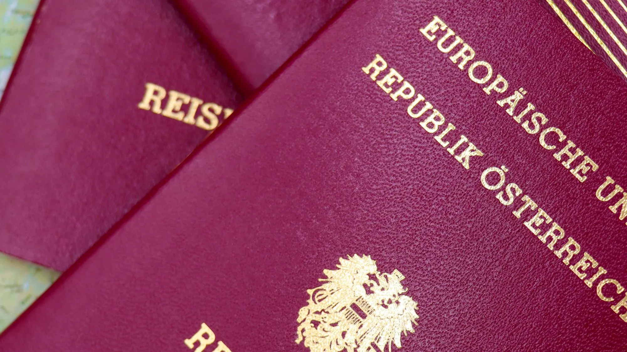 Pasaportes europeos sobre un mapa del mundo