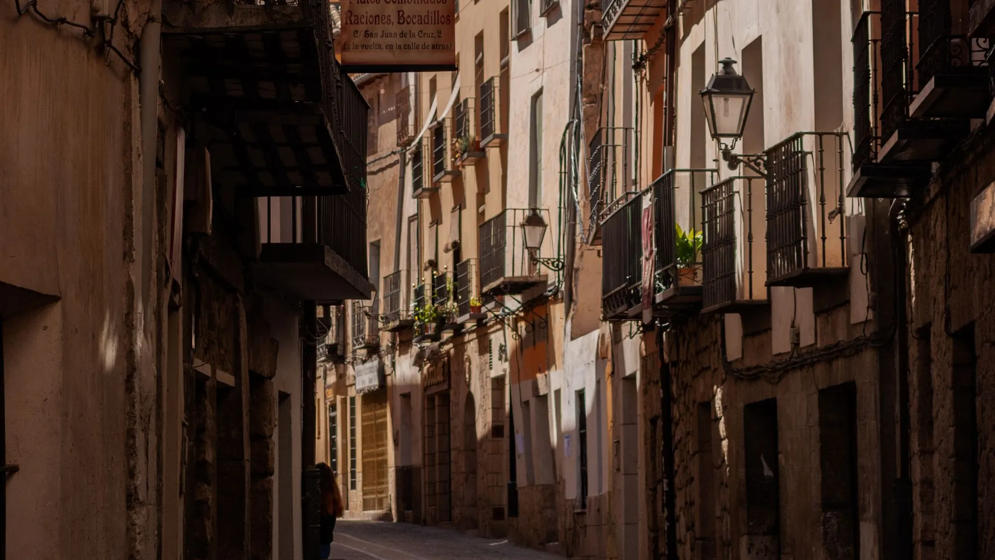 Calle estrecha del casco histórico de Madrid