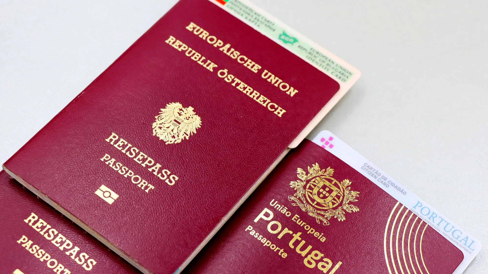 Pasaportes europeos y documento de identidad sobre una mesa