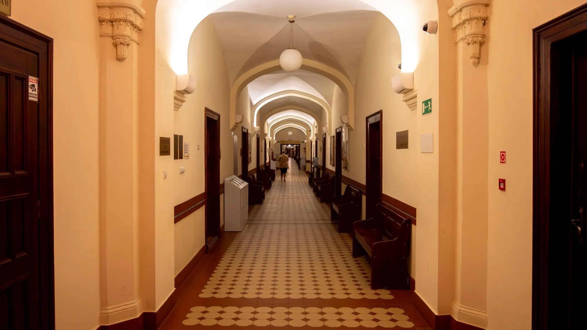 Pasillo de un edificio judicial europeo con arcos de piedra